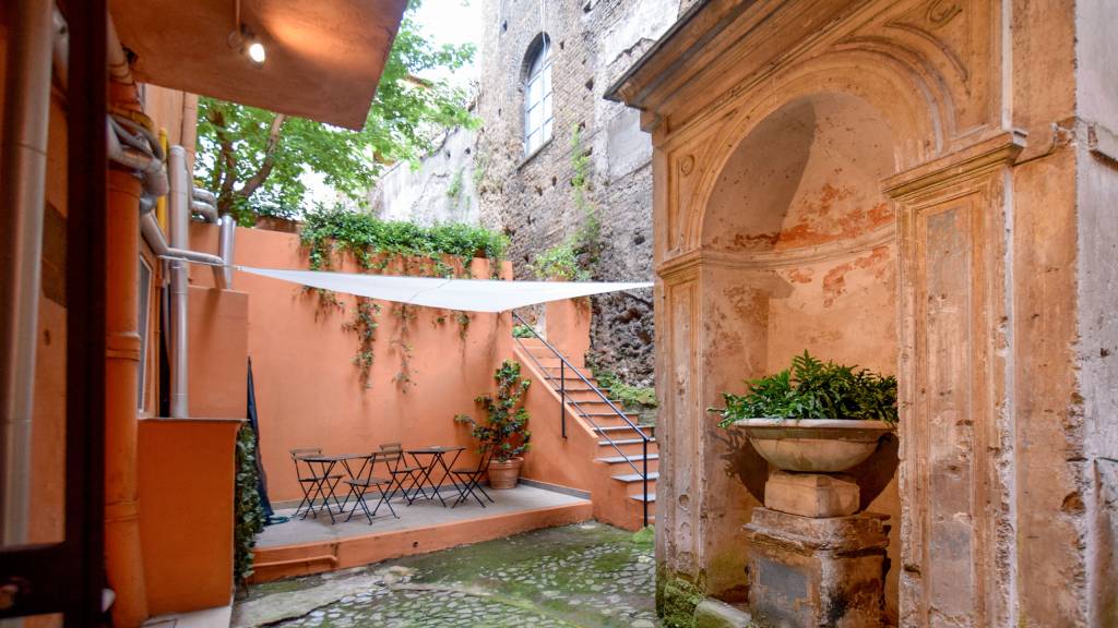 navona-secret-stay-edicola