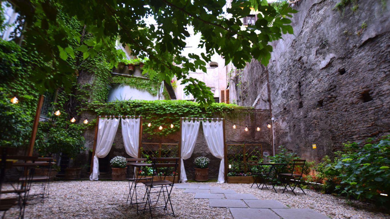 myapartsuite-rome-coronari-guesthouse-courtyard-2