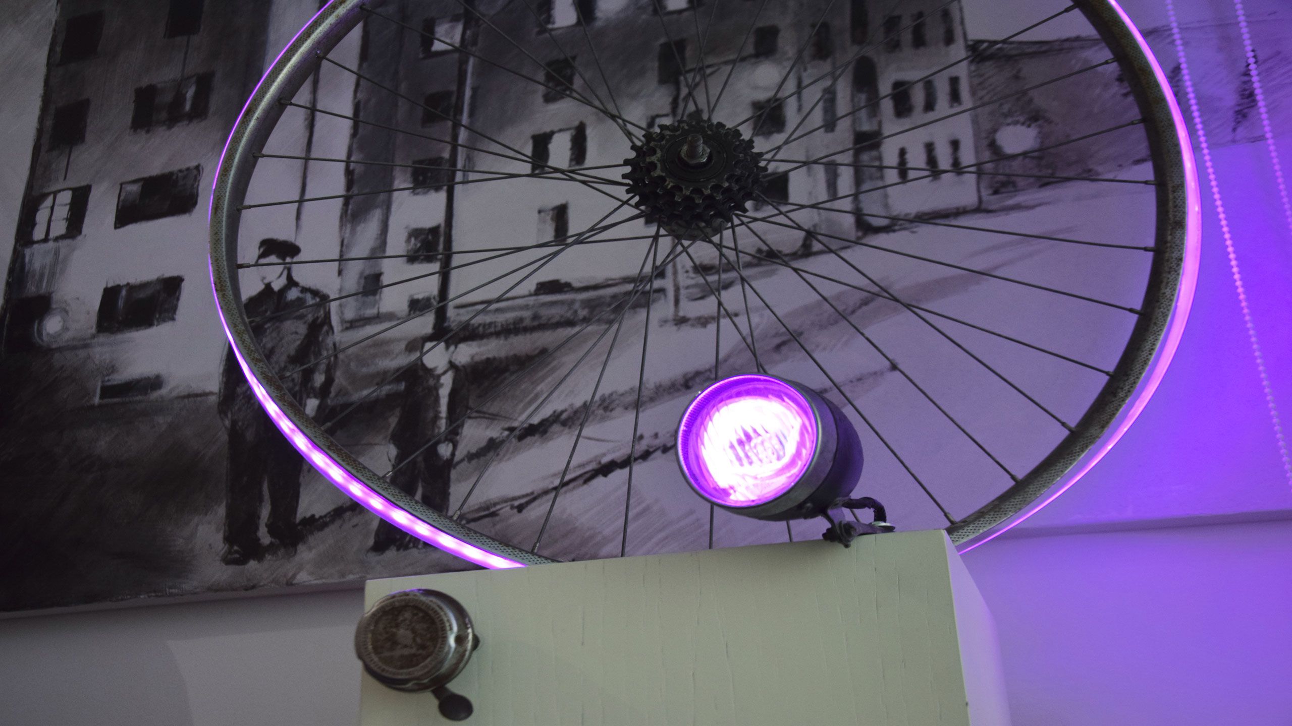 myapartsuite-rome-trastevere-black-white1-apartment-wheel-light